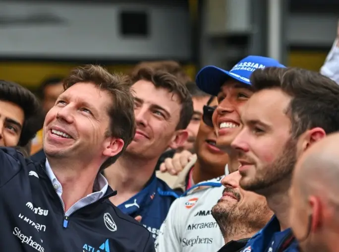 Trotz eines schwierigen Rennens feierte Alexander Albon mit dem Team Foto zur News: Sainz feiert Podium, doch ein Teamkollege macht den Moment unvergesslich
