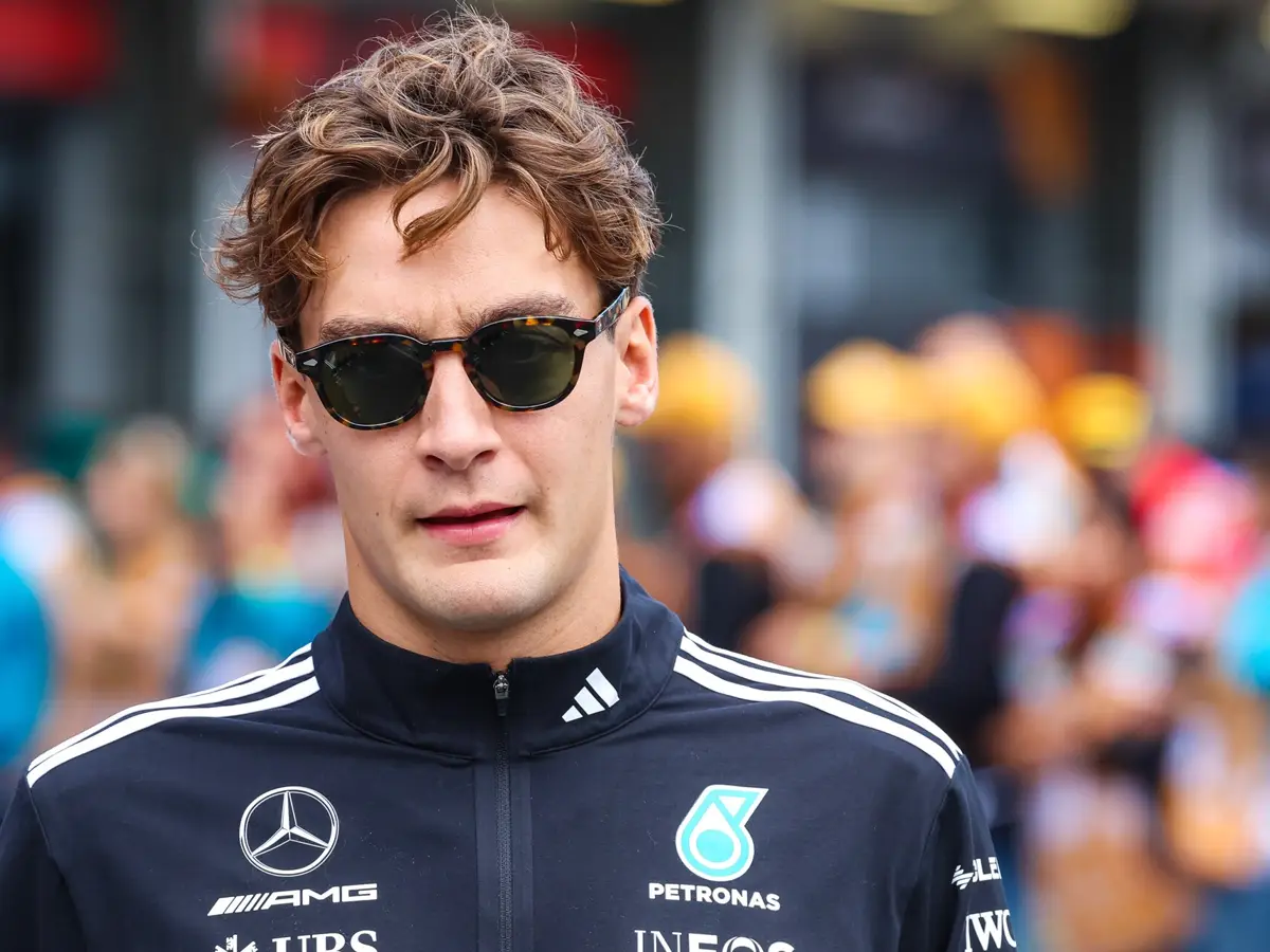 Mercedes-Fahrer George Russell, sichtlich angeschlagen in Baku 2025 Foto zur News: Toto Wolff: Russell war so krank, dass beinahe Bottas gefahren wäre!