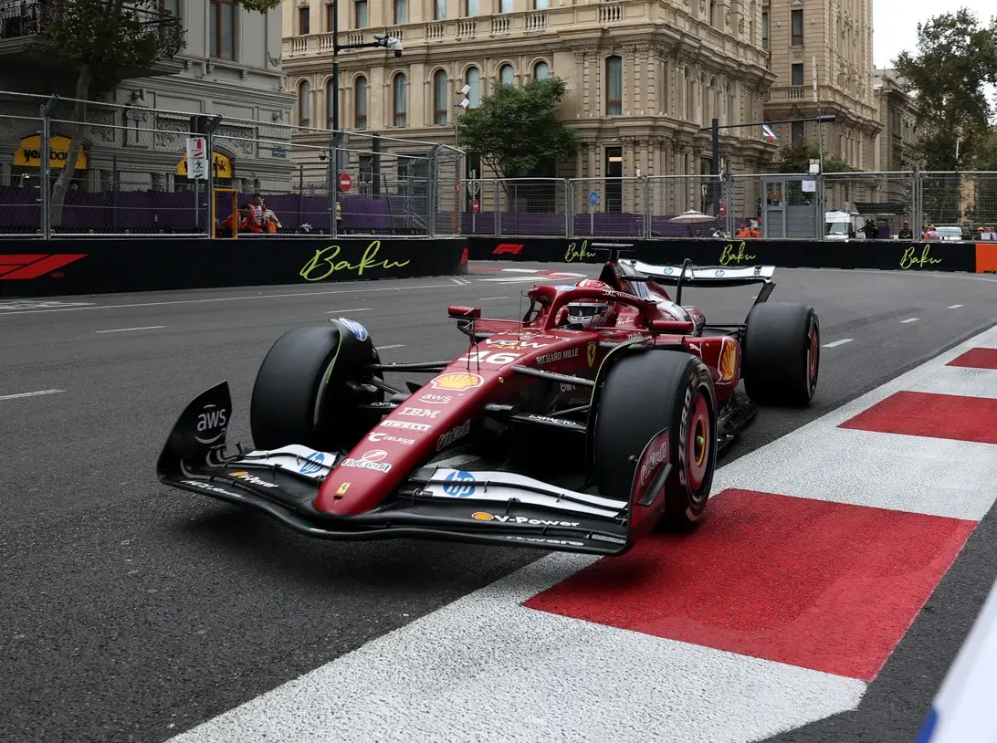 Charles Leclerc Foto zur News: Charles Leclerc: Set-up-Experiment in Baku war eine Schnapsidee