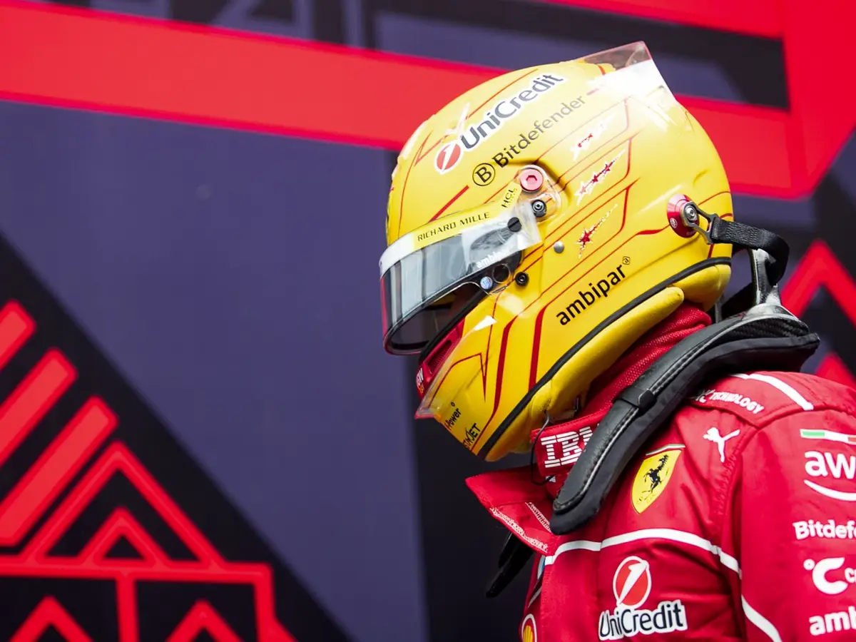 Ferrari-Fahrer Lewis Hamilton mit Helm nach dem Formel-1-Rennen in Baku 2025 Foto zur News: Podium verpasst: Hamilton spricht Klartext über Ferraris Probleme in Baku