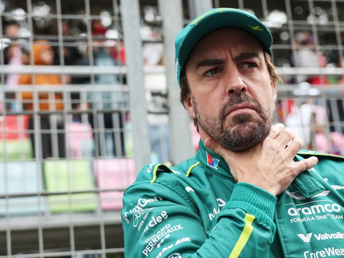 Ein sichtlich frustrierter Fernando Alonso beim Formel-1-Rennen in Baku 2025 Foto zur News: Fernando Alonso genervt: Es geht immer dann turbulent zu, wenn ...