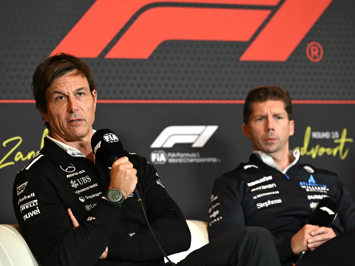 Toto Wolff hat Williams-Teamchef James Vowles ein freches Geschenk gemacht Foto zur News: Mercedes-Teamchef Wolff macht Williams nach Baku-Podium ein freches Geschenk