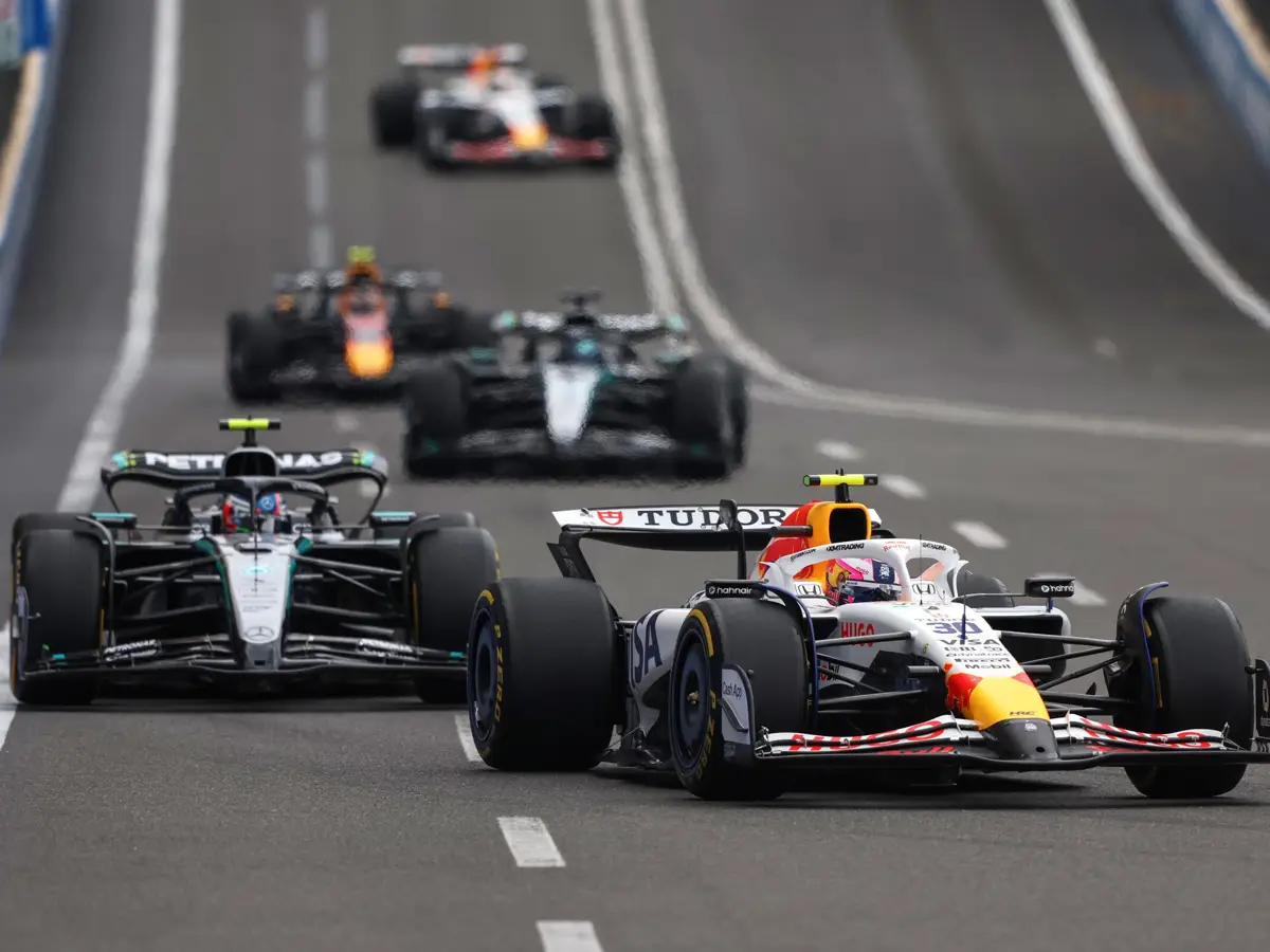 Liam Lawson vor Andrea Kimi Antonelli: Im Ziel war die Reihenfolge umgekehrt Foto zur News: Lawson packt aus: Die Lektion, die er in Baku schmerzhaft lernen musste
