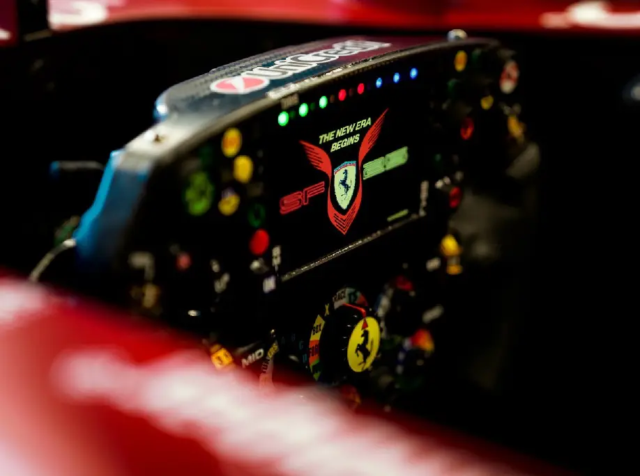 Foto zur News: Papst Leo staunt: Ferrari-Chef bringt ihm ein echtes Formel-1-Lenkrad