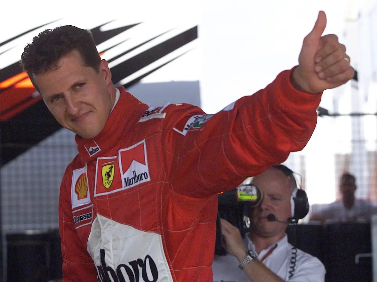 Foto zur News: Teurer als ein Neuwagen: Rennanzug von Michael Schumacher versteigert
