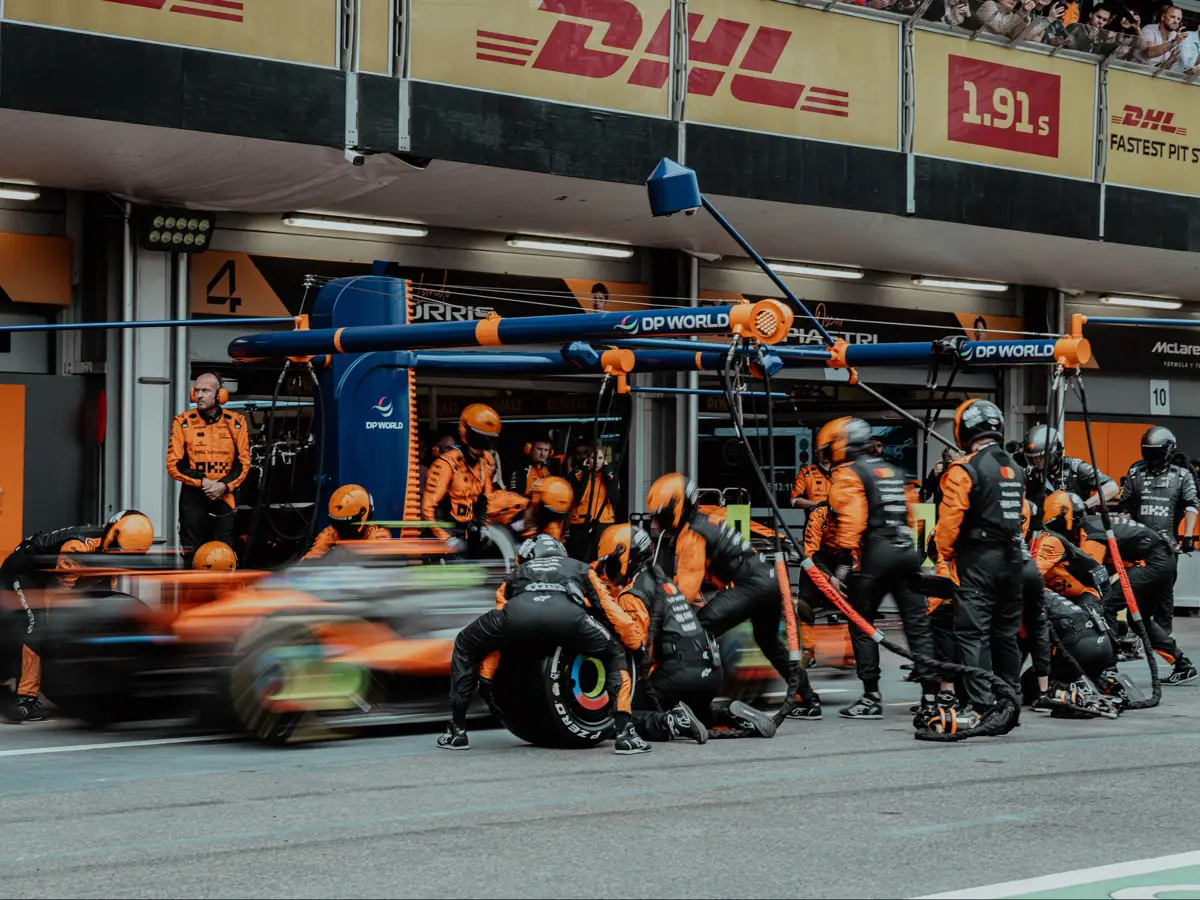 Foto zur News: In Baku erneut den Boxenstopp verpatzt: McLaren nimmt das Equipment ins Visier