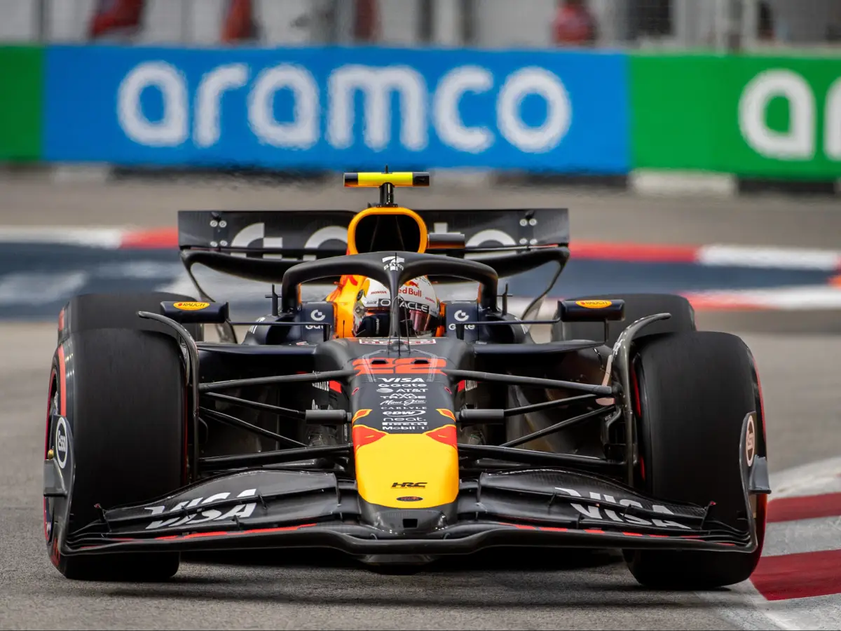 Der neue Frontflügel mit geschwungenem Oberblatt soll für Red Bull eine Wende auf High-Downforce-Strecken bringen Foto zur News: Red Bull bringt letztes Technik-Update für Singapur-Grand-Prix