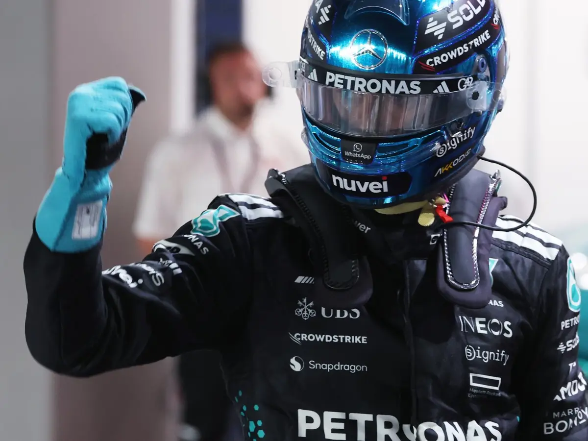 Foto zur News: Formel 1 Singapur: George Russell mit "Mauerkuss" zur Pole!