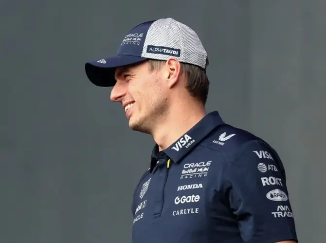 Ein entspannter Max Verstappen (Red Bull) beim Grand Prix in Singapur (2025) Foto zur News: Harris: Verstappen ist mehr als das "Drive-to-Survive"-Bösewicht-Klischee