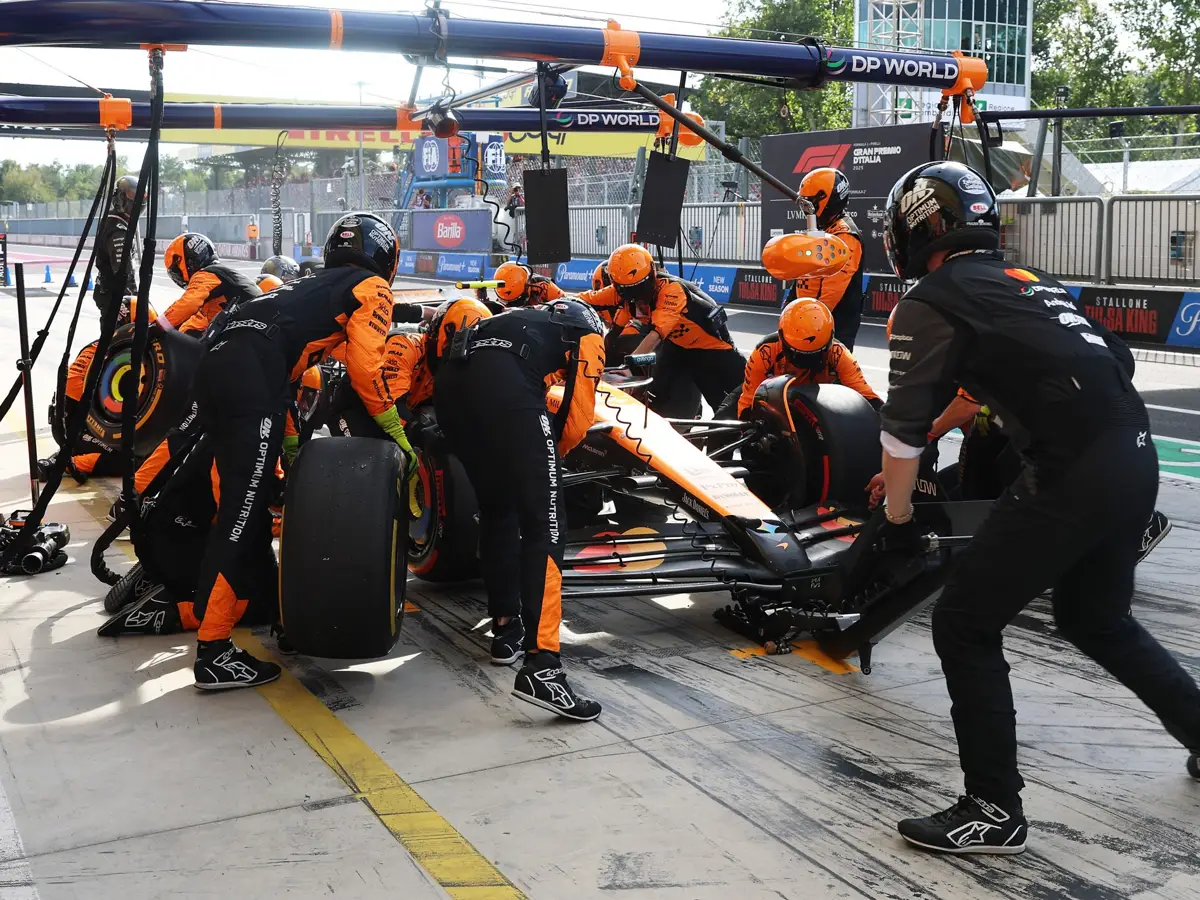 Foto zur News: McLaren: Neue Boxenstopp-Hardware kommt erst 2026