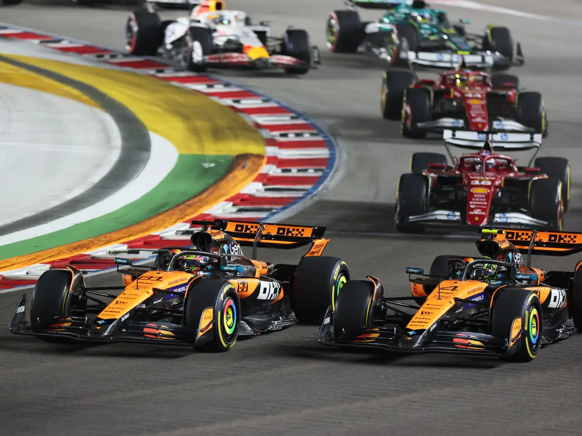 Oscar Piastri, Lando Norris Foto zur News: "Kein sehr teammäßiges Verhalten" - Piastri lässt nach Startvorfall Dampf ab
