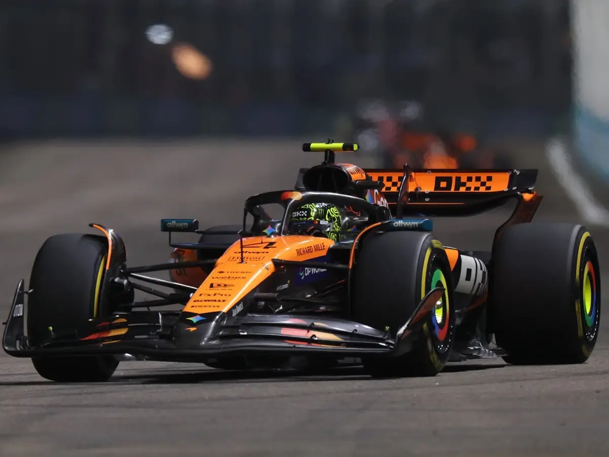 Foto zur News: Fans wittern Verschwörung: Hat die FIA Lando Norris bevorzugt?