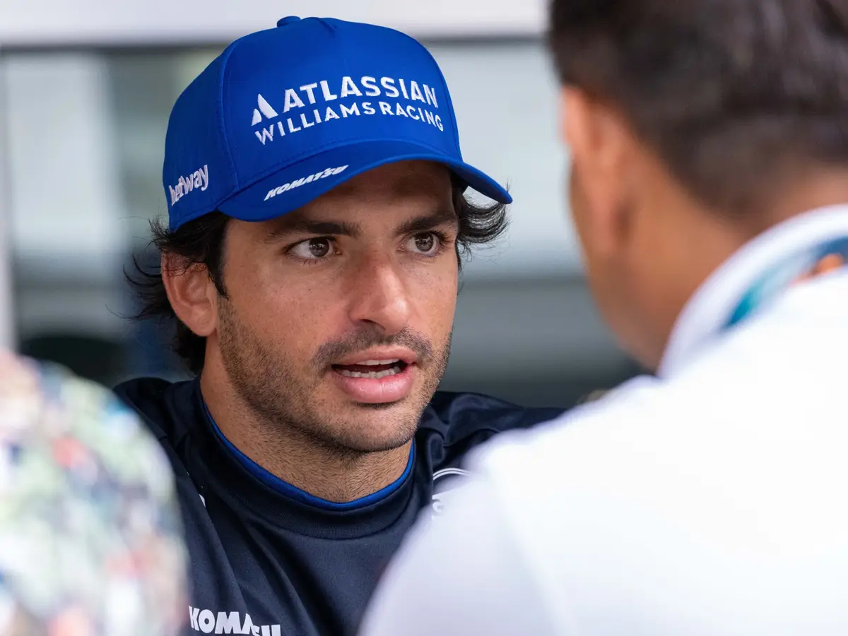 Carlos Sainz glaubt, dass die TV-Regie in Singapur liegt Foto zur Nachricht: Carlos Sainz fordert: Mehr Rennautos und weniger Frauen im Fernsehen