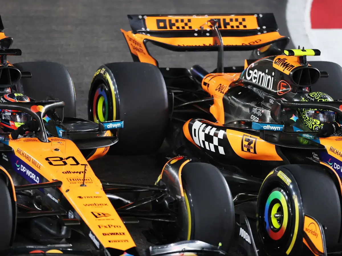Oscar Piastri und Lando Norris beim Start zum Formel-1-Rennen in Singapur Foto zur News: "Oscar zeigt Nerven": Singapur als Wendepunkt im McLaren-WM-Duell?