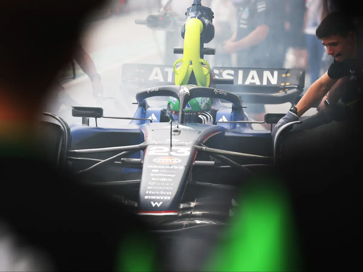 Die Bremsen am Williams von Alexander Albon brennen beim Training in Singapur Foto zur News: Williams findet Fehler: Das war die Ursache für Albon-Feuer in Singapur
