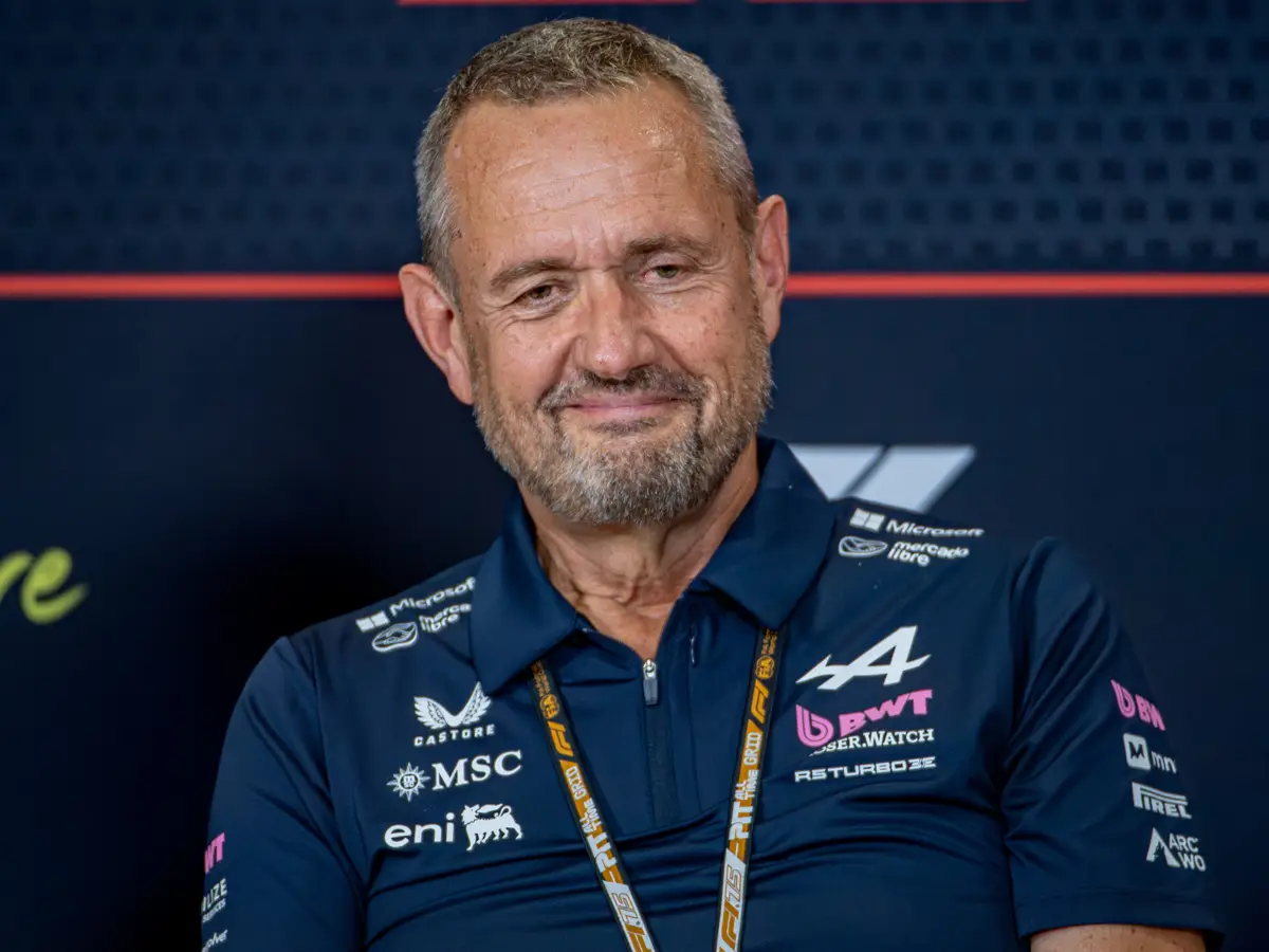 Steve Nielsen vertritt Alpine nach außen, aber Briatore bleibt der "Leader" Foto zur News: Alpine-Chaos: Flavio Briatore ist Boss, und was macht Steve Nielsen eigentlich?