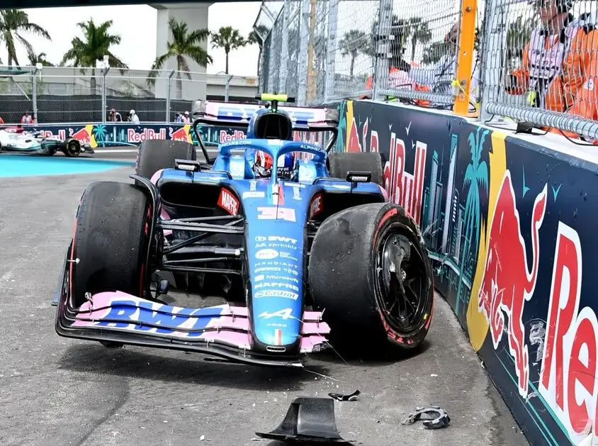 Esteban Ocons Alpine nach dem Unfall in Miami 2022 Foto für die News: Ocon über den heftigsten F1-Crash: