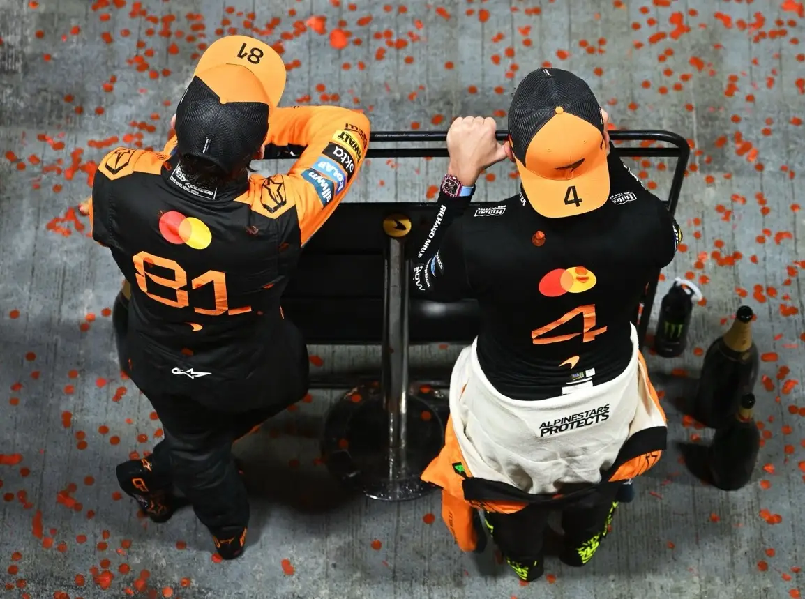 Lando Norris und Oscar Piastri jubeln über den Titel in der Konstrukteurs-WM 2025 Foto zur News: Palmer: McLaren hat sich selbst in eine schwierige Situation gebracht