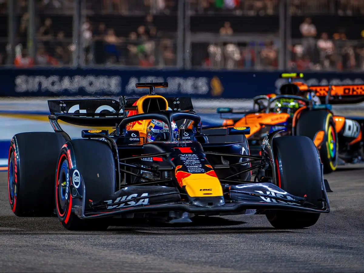 Max Verstappen im Red Bull vor Lando Norris im McLaren in Singapur 2025 Foto zur News: Formel-1-WM 2025: Warum McLaren Max Verstappen weiter fürchtet