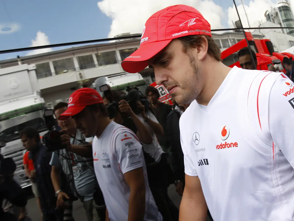 Nürburgring 2007: Damals hat Fernando Alonso Umschläge mit Bargeld verteilt Foto zur News: Welche nette Geste von Fernando Alonso seinen Mechanikern fast den Job kostete