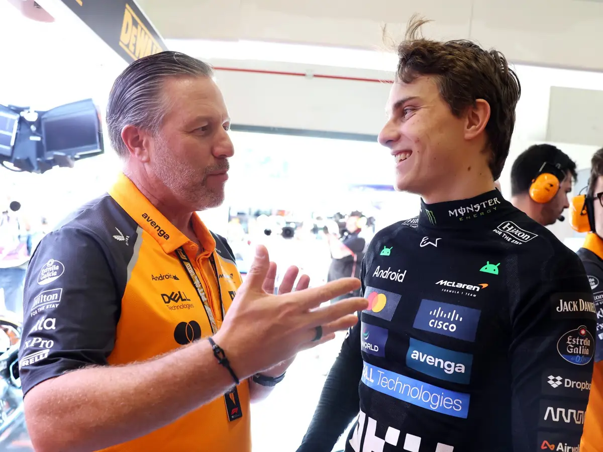 Zak Brown und Oscar Piastri in der McLaren-Garage Foto zur News: Zak Brown: Piastri-Behauptung von Alex Palou ist "lächerlich"