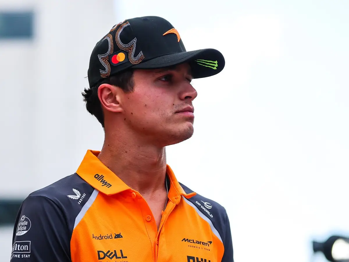 Lando Norris mit nachdenklicher Miene im Formel-1-Fahrerlager in Austin 2025 Foto zur News: Crash, Konsequenzen, Klartext: McLaren räumt nach Singapur auf