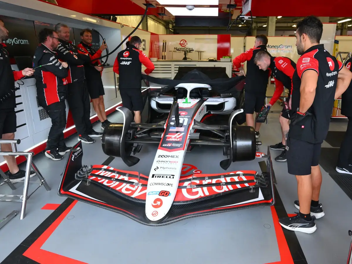Haas bringt kurz vor Ende der Reglements-Periode noch einmal ein Update für den VF-25 Foto zur News: Warum Haas jetzt noch ein Update für sein 2025er-Auto bringt