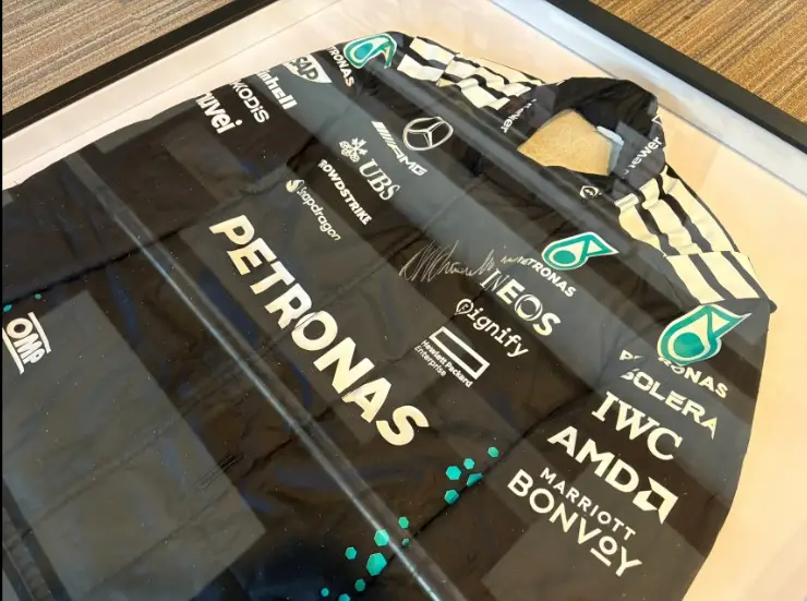 Zur Auktion steht dieser von Kimi Antonelli getragene Rennanzug der Formel-1-Saison 2025 Foto zur News: Formel-1-Fans aufgepasst: Kimi Antonellis Rennanzug wird versteigert