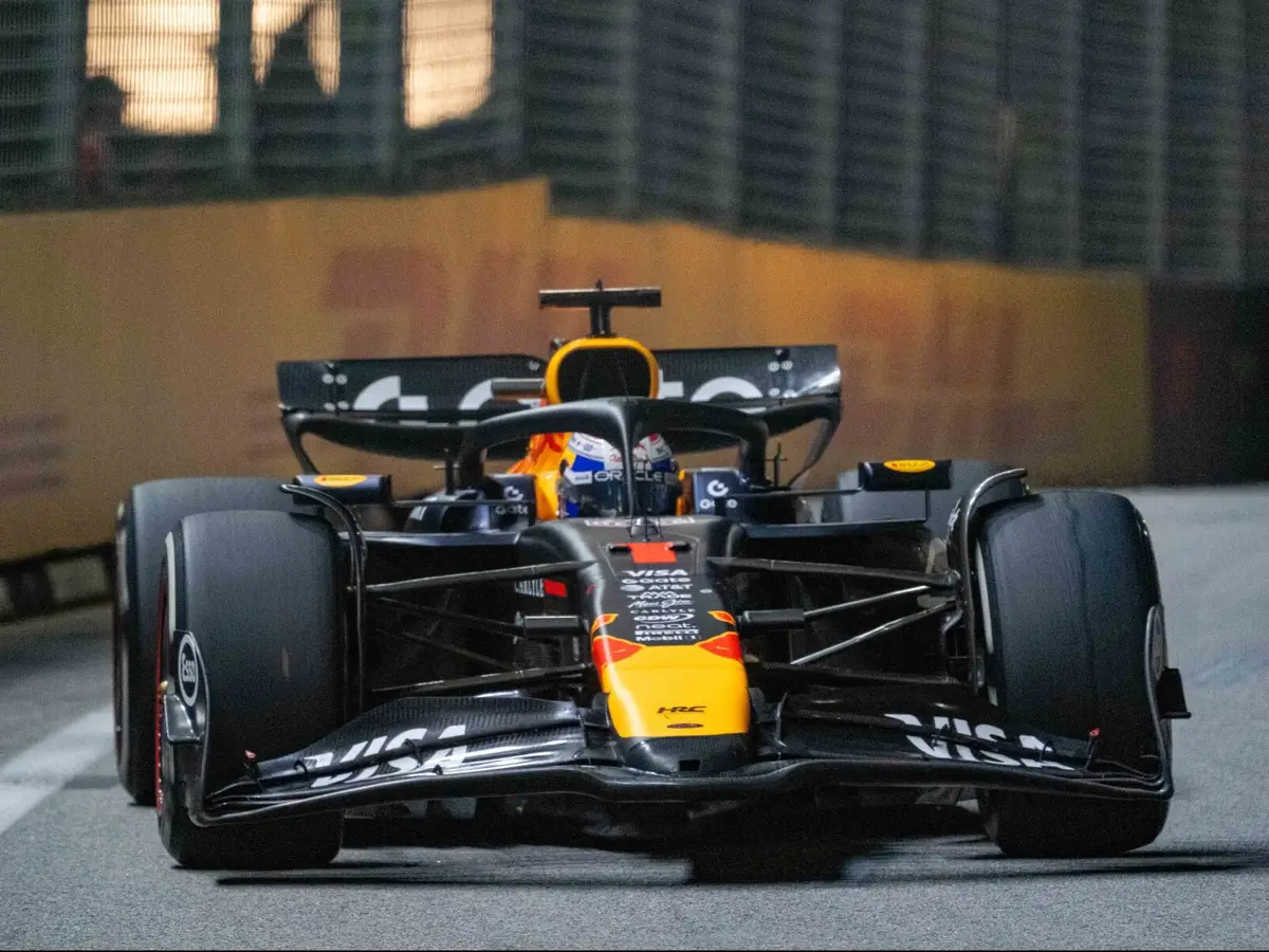 Max Verstappen ist über den verpassten Sieg in Singapur nicht glücklich Foto zur News: Verstappen: Titelchance wäre nur mit Singapur-Sieg real gewesen