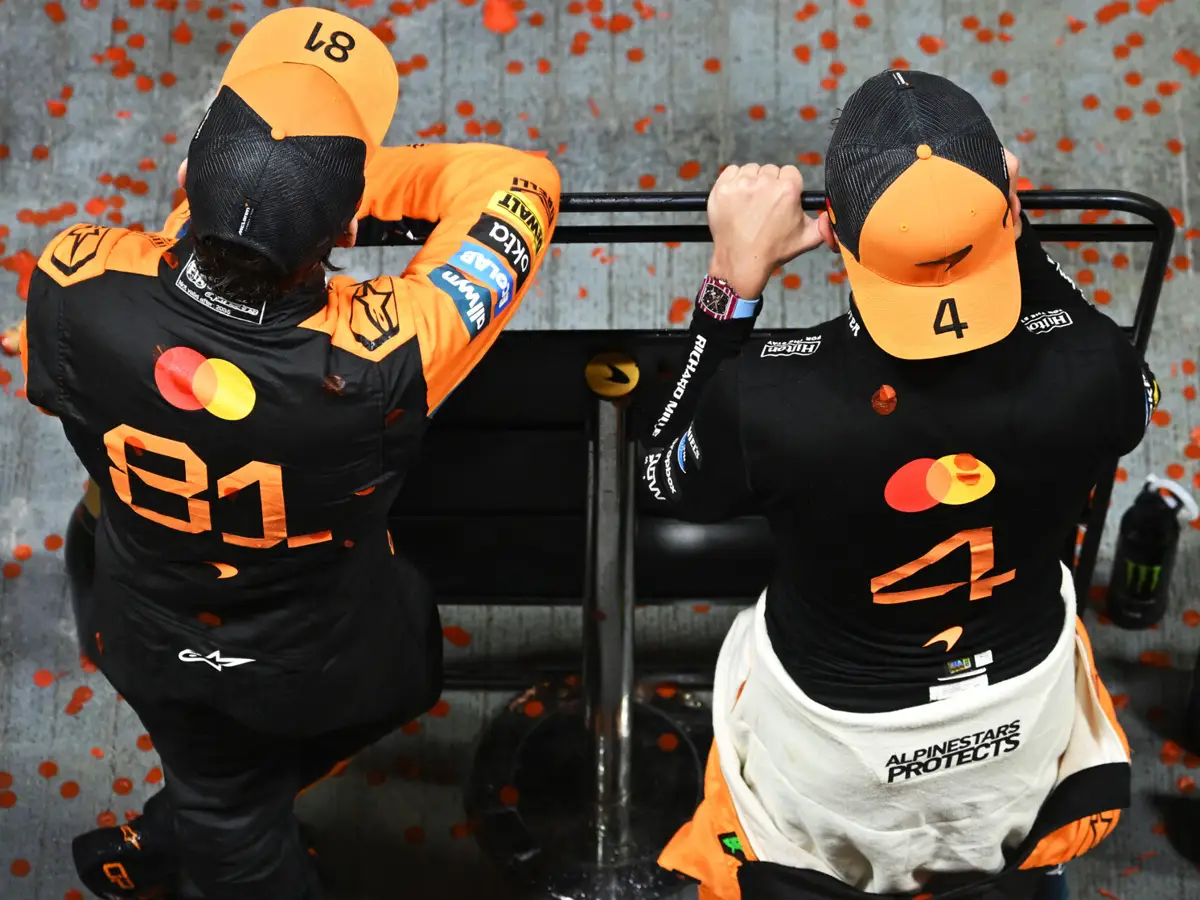 Oscar Piastri, Lando Norris Foto zur News: Brundle: McLarens Papaya-Philosophie ist "zum Scheitern verurteilt"
