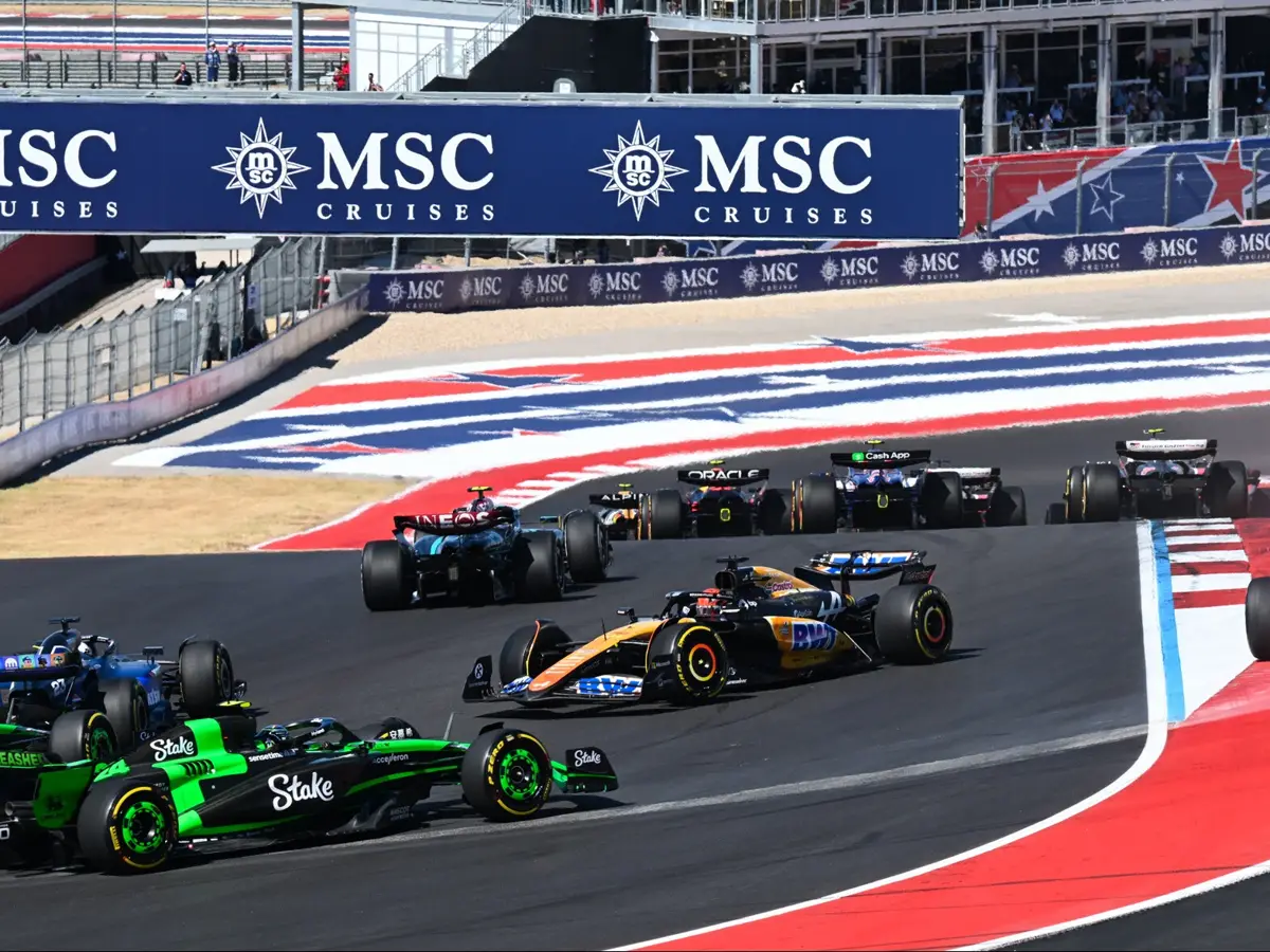 Guanyu Zhou, Esteban Ocon, Valtteri Bottas Foto zur News: Neuer Apple-US-Deal hat keine Auswirkung auf "Drive To Survive"
