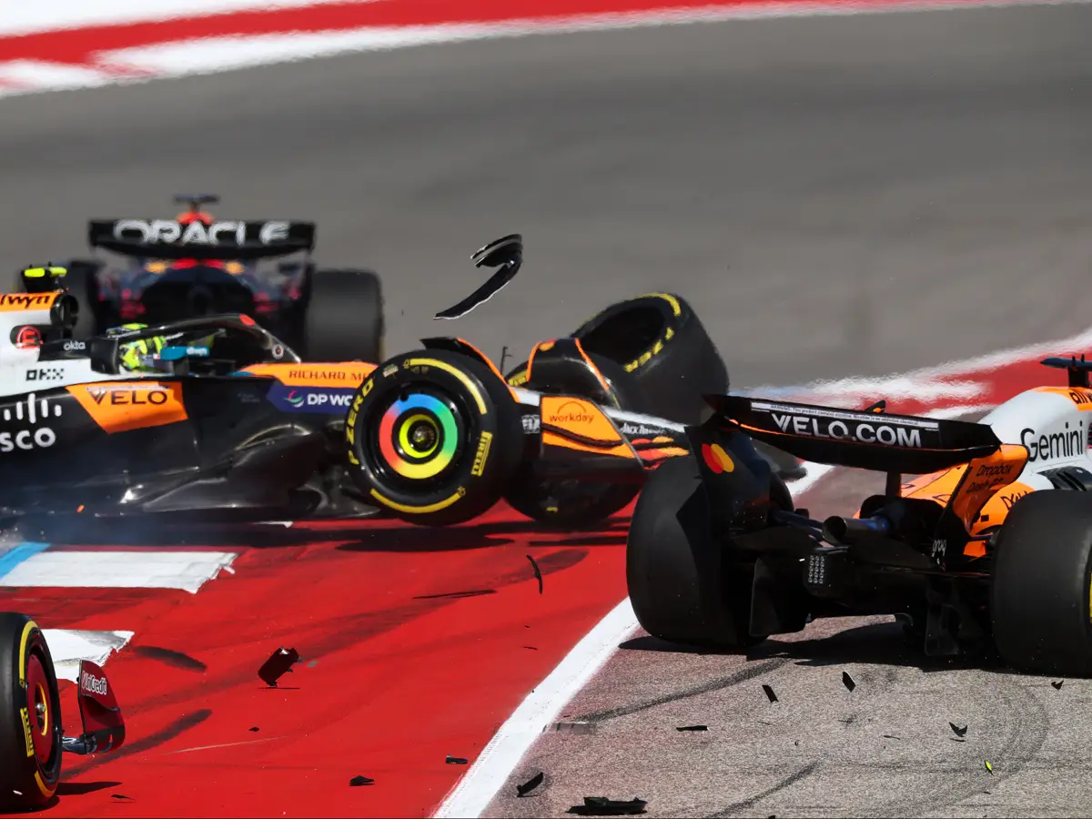Lando Norris, Oscar Piastri Foto zur News: Formel-1-Sprint Austin: Beide McLaren nach Kollision in Kurve 1 raus!