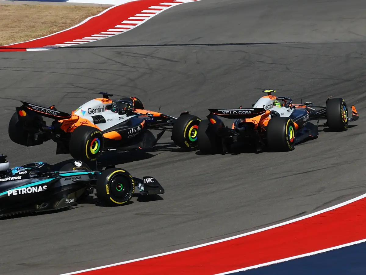 Der Zwischenfall in Kurve 1 in Austin: Piastri trifft Norris Foto zur News: McLaren im Chaos: Warum Austin wie ein Deja-vu von Singapur wirkt