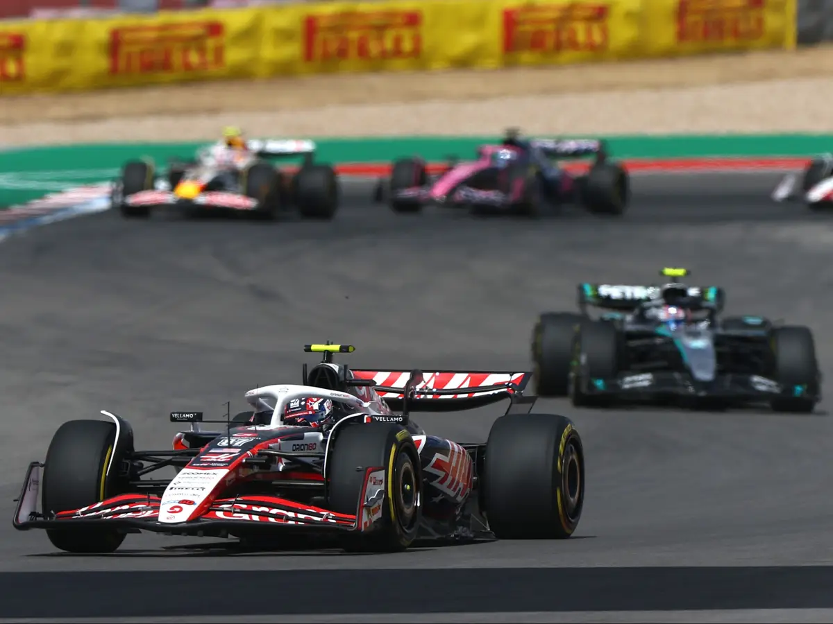 Oliver Bearman (Haas) im Sprint-Duell (2025) um Platz 8 mit Kimi Antonelli (Mercedes) Foto zur News: "Ich war richtig sauer": Oliver Bearman rechnete nach Sprint-Vorfall mit Rennsperre