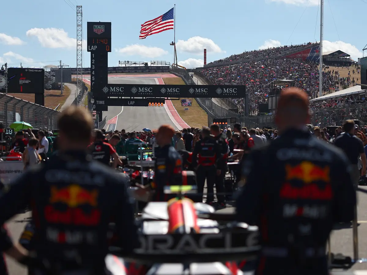 Nach Beginn der Einführungsrunde war ein Red-Bull-Mechaniker noch auf der Strecke Foto zur News: Sabotage-Verdacht gegen Red Bull: Was vor dem Start in Austin wirklich geschah