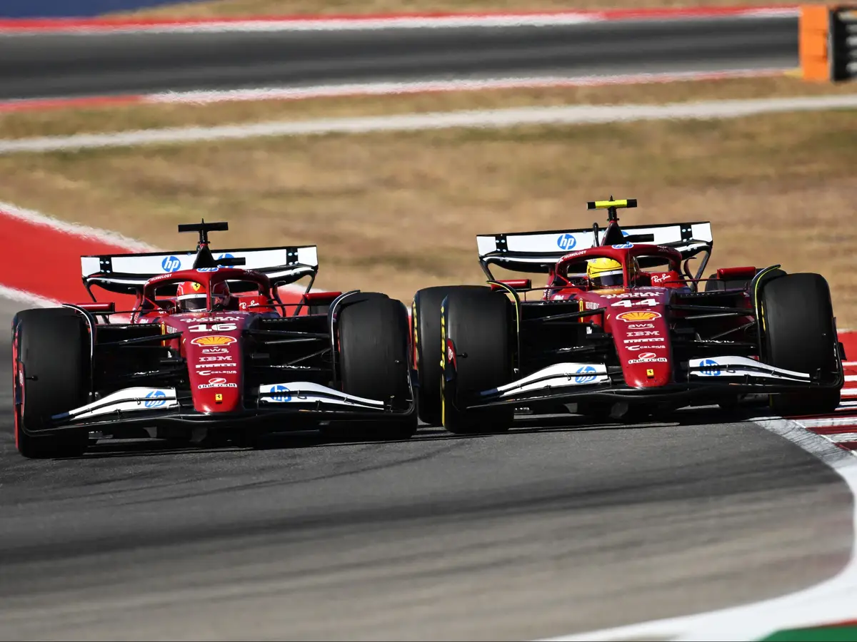 Charles Leclerc im Duell mit Ferrari-Teamkollege Lewis Hamilton in Austin 2025 Foto zur News: Leclerc vs. Hamilton: Steckt hinter dem harten Zweikampf eine alte Rechnung?