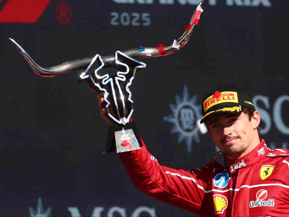 Charles Leclerc präsentiert die Trophäe für Platz drei in Austin Foto zur News: Texas-Style in der Formel 1: Die neuen US-GP-Trophäen sorgen für Gänsehaut