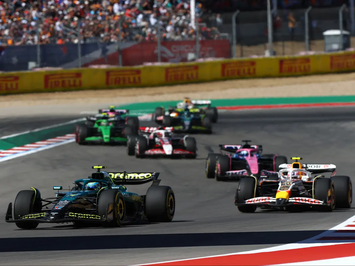 Das Bild trügt: Fernando Alonso sieht nicht mehr viele Teams hinter Aston Martin Foto zur News: Nur Alpine langsamer? Alonso zieht nach Austin ernüchterndes Aston-Martin-Fazit