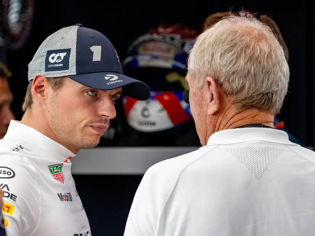 Max Verstappen mit ernstem Blick in Richtung Helmut Marko Foto zur News: Formel-1-Streit bei Red Bull? Verstappen widerspricht Marko deutlich