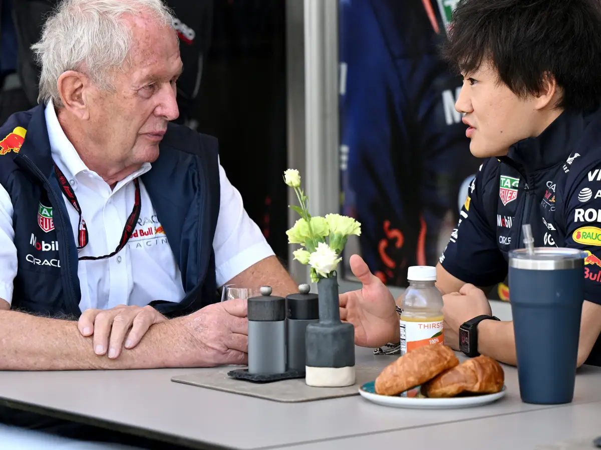 Helmut Marko, Yuki Tsunoda Foto zur News: Red Bull nach Mexiko-Freitag: "Hören zum ersten Mal mehr auf Tsunoda"