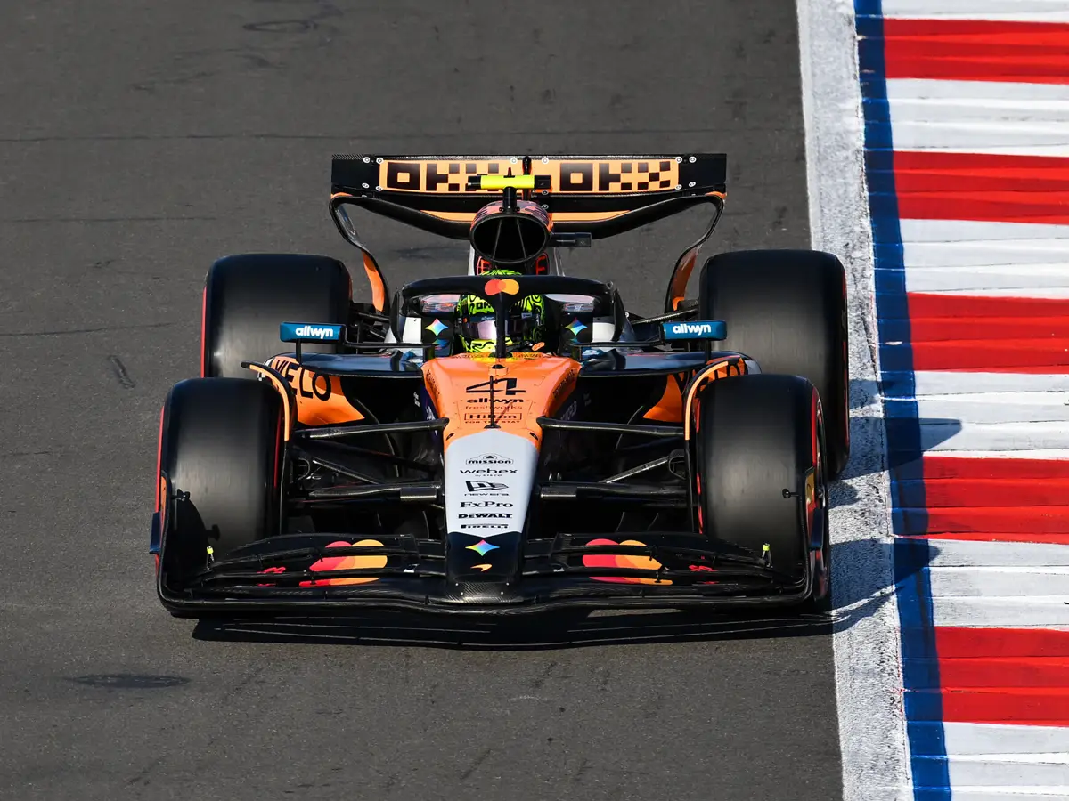 Lando Norris Foto zur News: Longruns in Mexiko: Norris in eigener Liga, Verstappen schwach