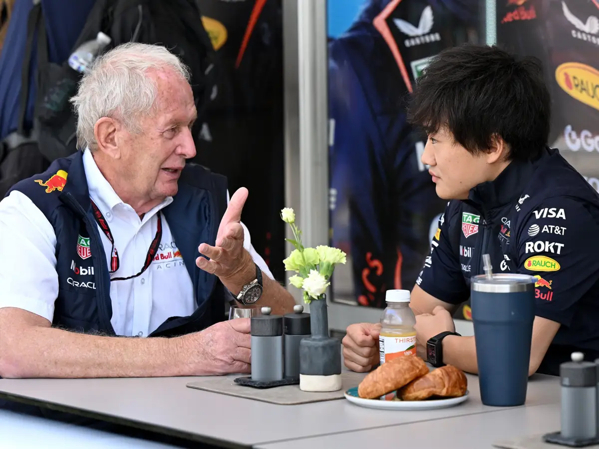 Helmut Marko im Gespräch mit Yuki Tsunoda Foto zur News: Fünf Kandidaten, zwei Cockpits: So lange will Red Bull noch warten