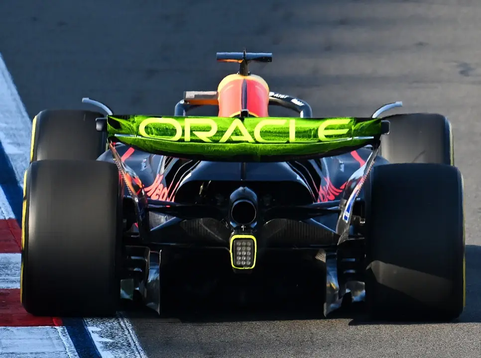 Max Verstappen Foto zur News: Red Bull verteidigt Entwicklungsstrategie: Helmut Marko erinnert an 2021