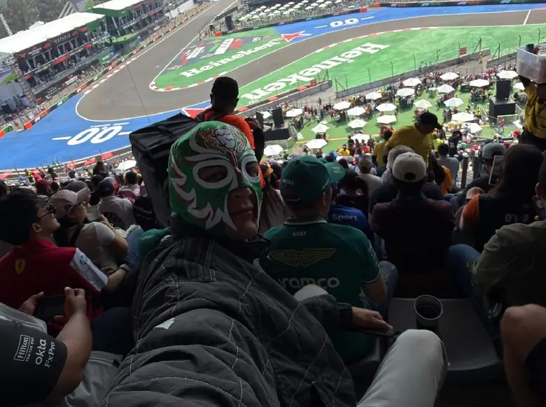 "Undercover": George Russell in Verkleidung auf der Formel-1-Tribüne in Mexiko 2025 Foto zur News: "Undercover George": Wie sich Russell in Mexiko unter die Fans mischte