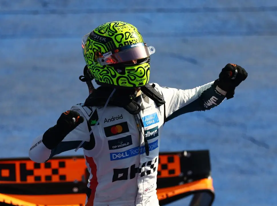 Lando Norris jubelt nach dem Sieg in Mexiko 2025 Foto zur News: Formel 1 Mexiko: Sieg auf ganzer Linie für Norris - inklusive WM-Führung!