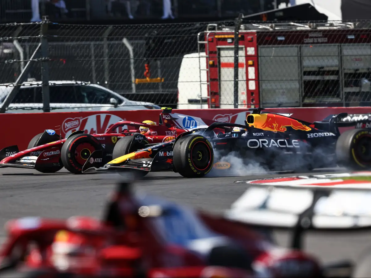 Duell: Lewis Hamilton vs. Max Verstappen in Kurve 4 in Mexiko-Stadt 2025 Foto zur News: Ferrari: Vasseur findet Hamilton-Strafe im Verstappen-Duell "ziemlich hart"
