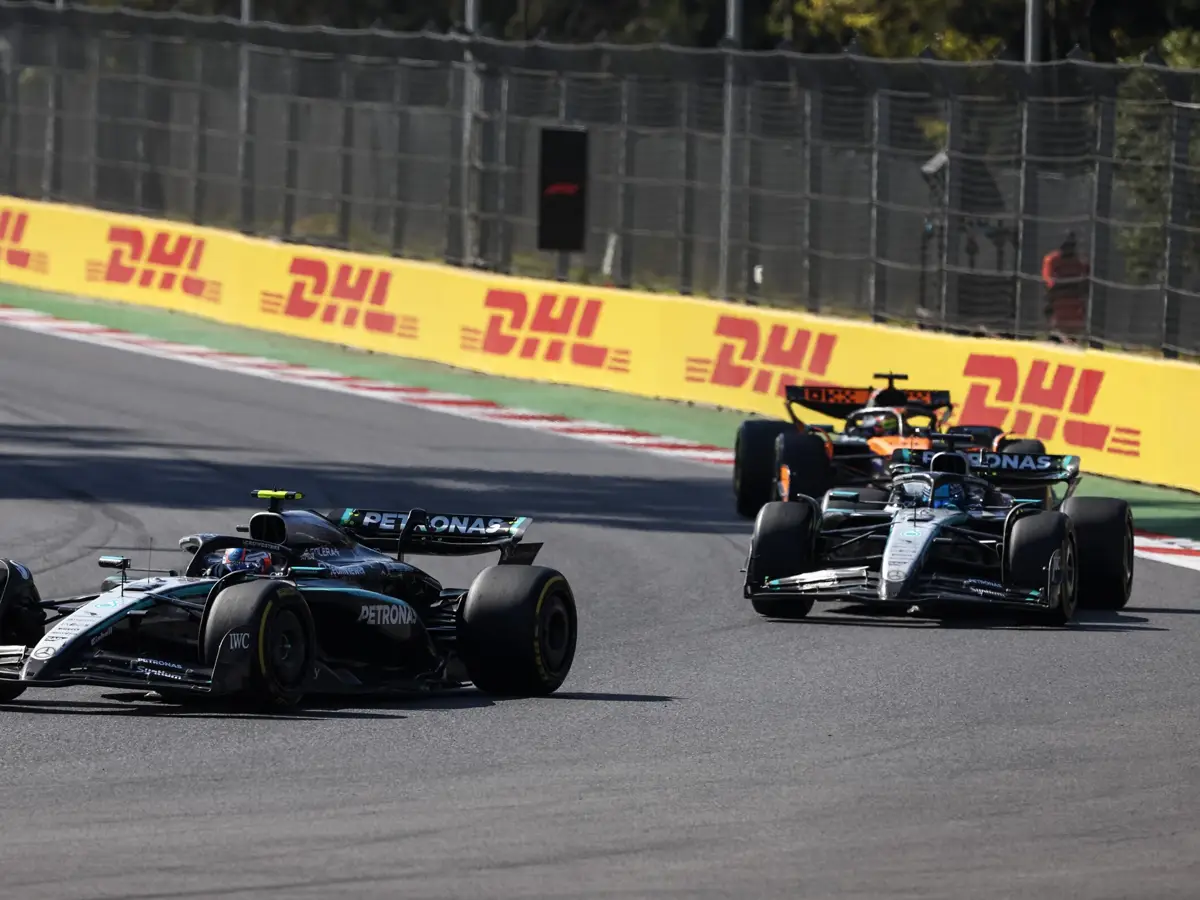 Das brachte George Russell auf die Palme: Kimi Antonelli hält ihn rundenlang auf, während er von Piastri bedrängt wird Foto zur News: (Zu) späte Stallorder bei Mercedes: Russell sieht keinen Redebedarf