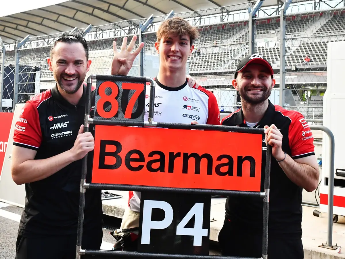 Oliver Bearman freut sich über Platz vier in Mexiko 2025 Foto zur News: Fahrernoten Mexiko: Lando Norris hauchdünn vor Oliver Bearman