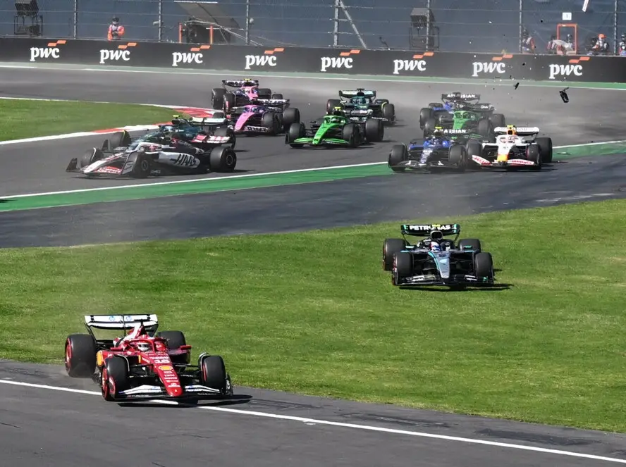 Lando Norris, Lewis Hamilton, Charles Leclerc Foto zur News: Russell kritisiert Fahrstandards: "Wie ein Rasenmäher-Rennen"