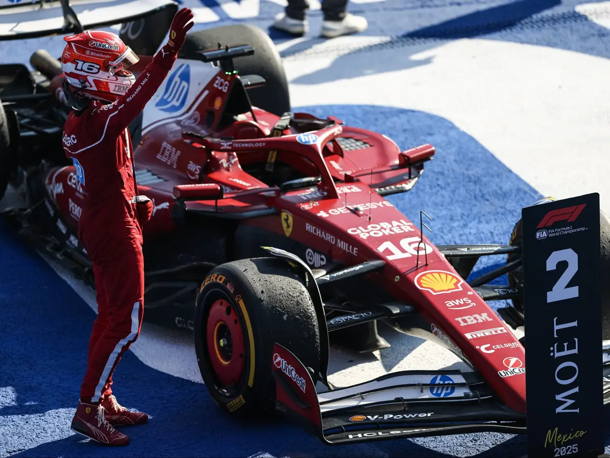 Charles Leclerc jubelt über seinen zweiten Platz beim Formel-1-Rennen in Mexiko 2025 Foto zur News: Ferrari wieder auf dem Podium: Woher kommt der Aufwärtstrend?